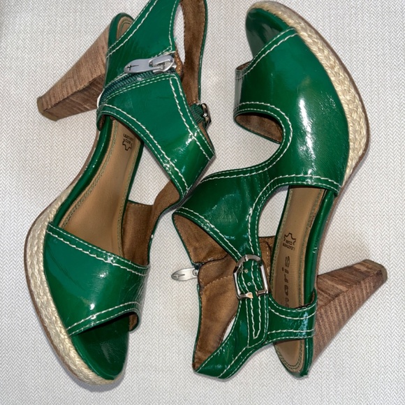Tamaris (39) green patent leather sandals with stacked wooden heels. - Picture 6 of 12